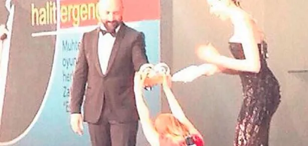 Meryem Halit’in önünde diz çöktü