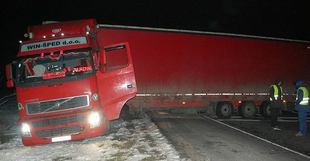 Son dakika: Tırın lastiği patladı Çorlu-Edirne Karayolu ulaşıma kapandı