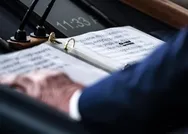 ABD Başkanı Donald Trumptan dikkat çeken hareket:  Coronayı çizip Chinese yaptı!