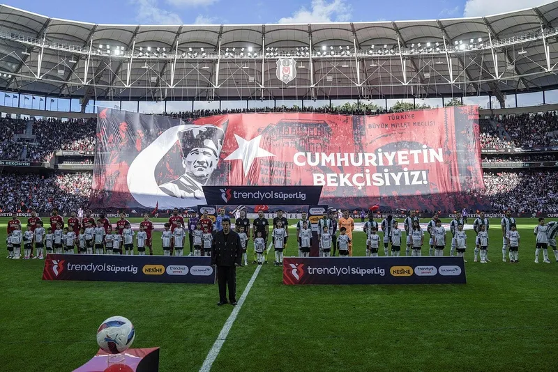 spor-yazarlari-besiktas-konyaspor-macini-degerlendirdi-gio-ile-zor-1729493680007.jpeg Beşiktaş'ın Cumhuriyet koreografisi. (AA)