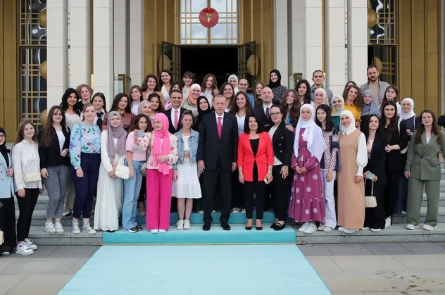 Başkan Erdoğan Novi Pazar Türk Kültür Merkezi öğrencilerini kabul etti