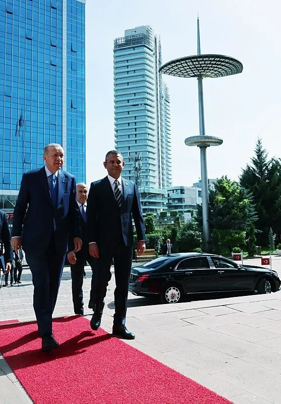 baskan-erdoganin-chp-genel-baskani-ozgur-ozele-gerceklestirdigi-iade-i-ziyaretin-ilk-karesi-ne-anlatiyor-yapay-1718114137056.jpeg Başkan Erdoğan'ın CHP Genel Başkanı Özgür Özel'e gerçekleştirdiği iade-i ziyaretin ilk karesi ne anlatıyor? Yapay zekaya sorduk-8