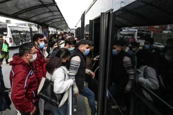 istanbullunun-trafik-cilesi-metrobus-ve-tramvaylar-tika-basa-dolu-duraklar-kalabalik-istanbul-yol-durumu-1618846052540.jpeg