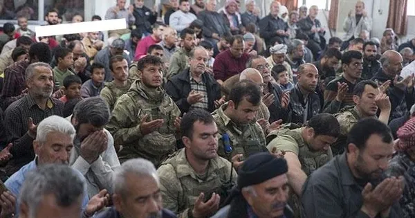 Afrinliler terörden sonra ilk cuma namazını Mehmetçik ile kıldı-1