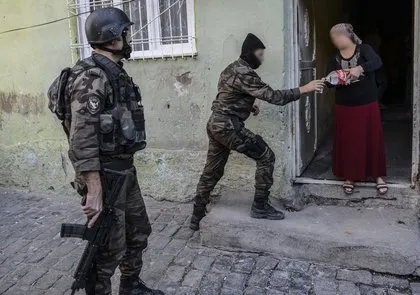 Diyarbakırlı vatandaşlardan polis ekiplerine destek