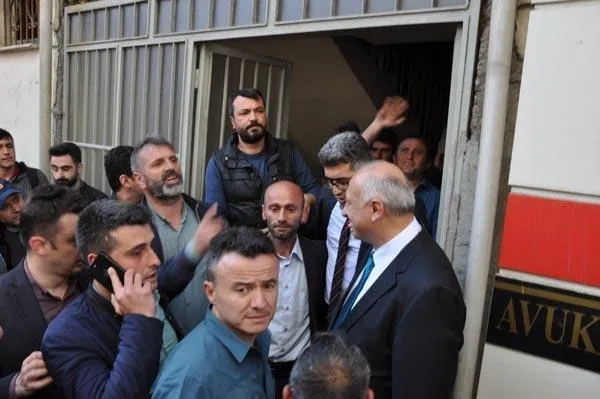 Trabzon'da ilginç olay! Megafonla çatıya çıktı, tüm ilçe ayağa kalktı…-4