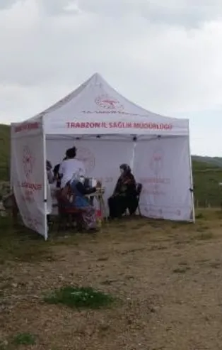 Yaylada kalan vatandaşlara mobil sağlık ekiplerince kurulan çadırlarda Covid-19 aşısı uygulanıyor
