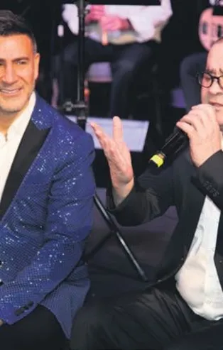 Şafak Sezer İzzet Yıldızhan'ın sahnesinde uzun hava okudu (Magazin haberleri)