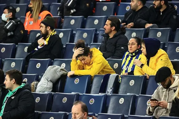 fenerbahce-taraftarinda-bardak-tasti-prag-maglubiyetinden-sonra-tribunler-bir-kez-daha-ali-kocu-istifaya-cagir-1645129646494.jpeg