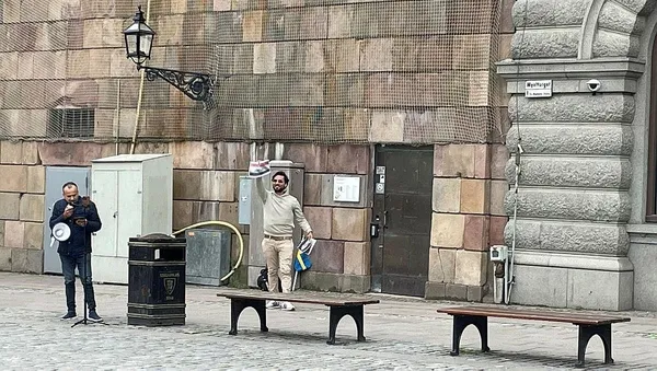 danimarkada-kuran-i-kerime-alcak-saldirilar-suruyor-5-buyukelcilik-onunde-kuran-i-kerimi-kallesce-yaktilar-1691506078935.jpeg Danimarka'da Kur'an-ı Kerim'e alçak saldırılar sürüyor! 5 büyükelçilik önünde Kur'an-ı Kerim'i kalleşçe yaktılar-7