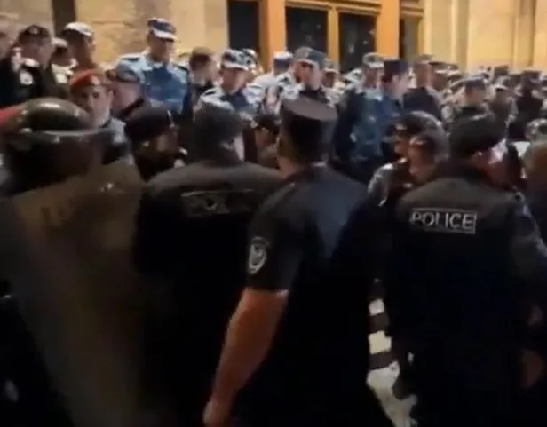 Ermenistan'da ikinci darbe girişimi: Bir grup, Azerbaycan'ın antiterör harekatı sonrası hükümet binası önünde toplandı-2