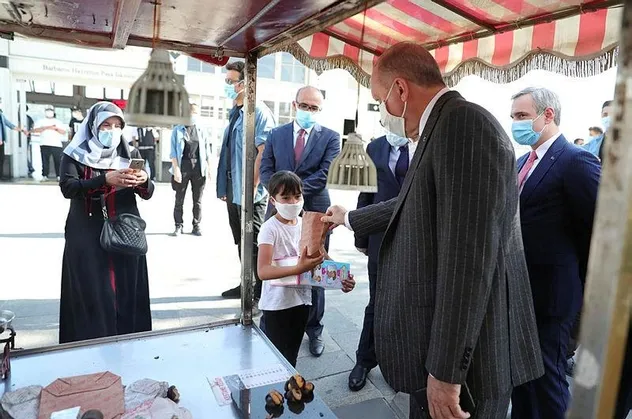 Son dakika: Başkan Erdoğan Beşiktaş'ta bir esnaftan kestane satın alarak vatandaşlara ikram etti
