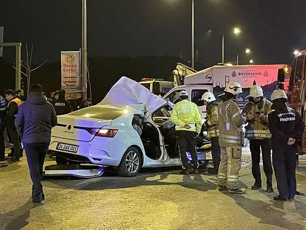 Kadıköy'de gece yarısı korkunç kaza! Lastiği patlayan otomobil zincirleme kazaya yol açtı: 1 ölü 1 yaralı-3
