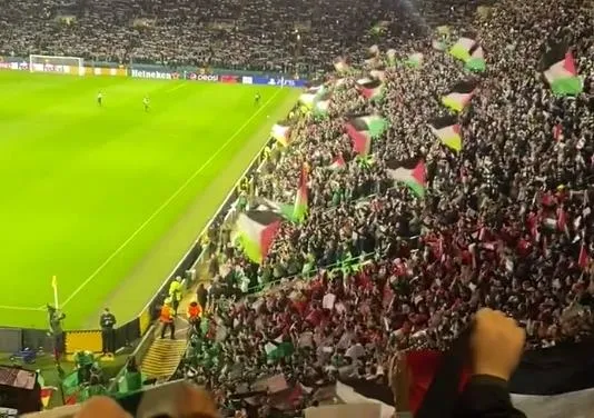 1698263325969.jpeg Celtic kulübü izin vermedi taraftar yasak dinlemedi! Atletico Madrid maçında Filistin bayraklı koreografi-5