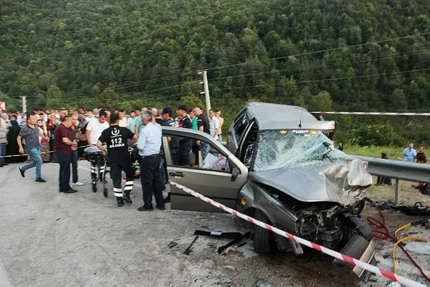 Düzce'de iki otomobil çarpıştı: 1 ölü, 5 yaralı-1