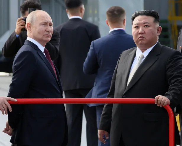 putin-ile-kim-jong-un-uzay-ussunde-el-sikisti-casus-uydu-iddiasi-dunyayi-karistirdi-1694587230591.jpg Putin ile Kim Jong-Un uzay üssünde el sıkıştı! Casus uydu iddiası dünyayı karıştırdı-3