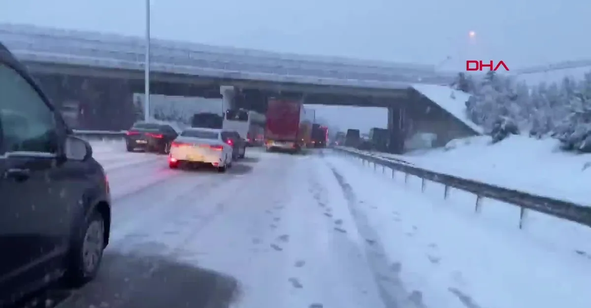Kontrolden çıkan tır TEM'i ulaşıma kapattı
