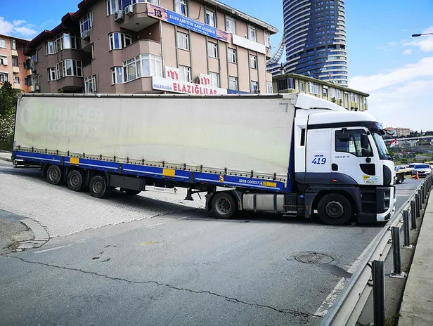 Üsküdar'da feci kaza! TIR bariyere çarptı yol trafiğe kapandı!-3