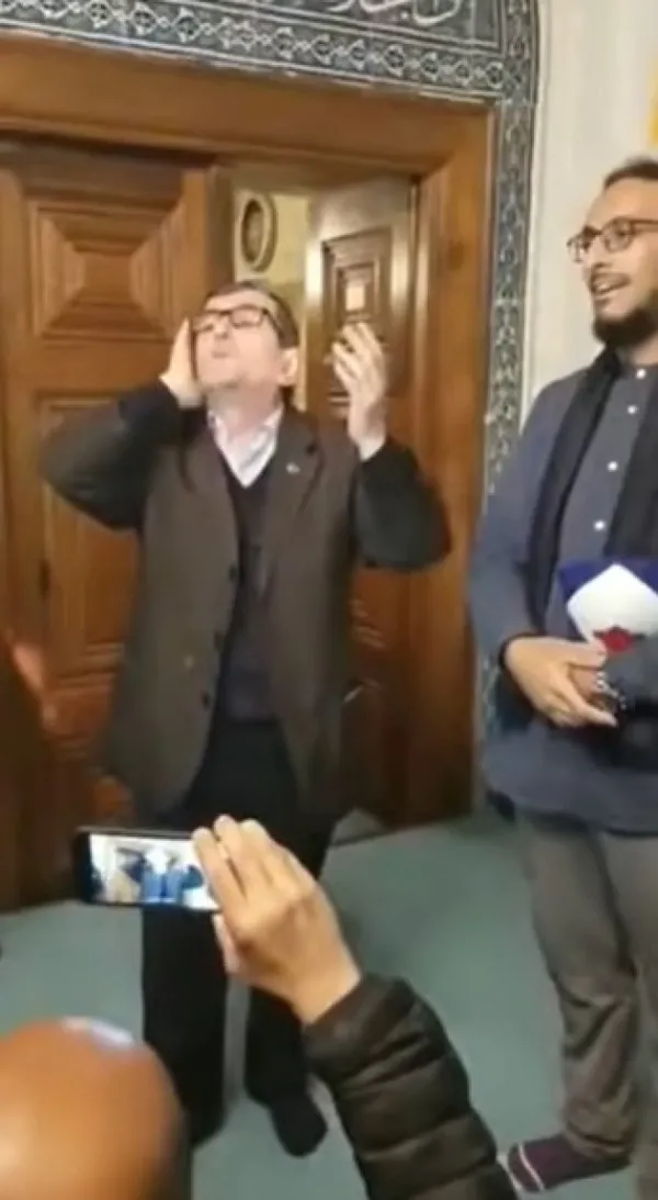 turistlere-okudugu-5-farkli-makamdaki-ezanla-taninan-bursa-yesil-cami-muezzini-recep-uyar-vefat-etti-1640524853707.jpg Turistlere okuduğu 5 farklı makamdaki ezanla tanınan Bursa Yeşil Cami müezzini Recep Uyar vefat etti-4