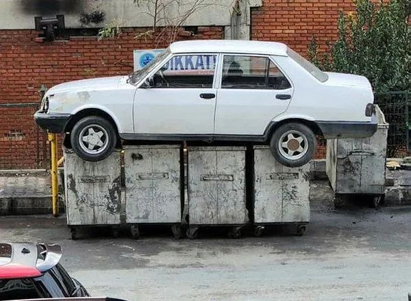 İstanbul'da "bu kadar da olmaz" dedirten olay! Dükkanın önünü kapatan aracı çöpe attılar-3
