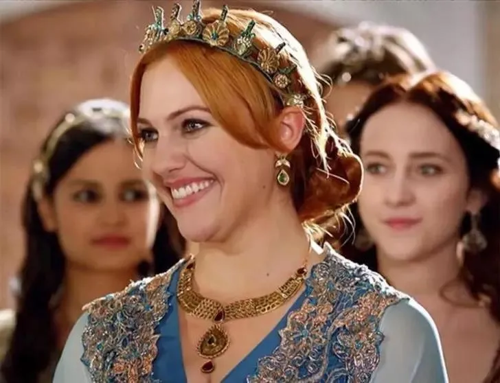 muhtesem-yuzyilin-hurrem-sultaniydi-meryem-uzerli-aile-yemegine-katildi-aldigi-ucret-dudak-ucuklatti-1712359694626.jpeg