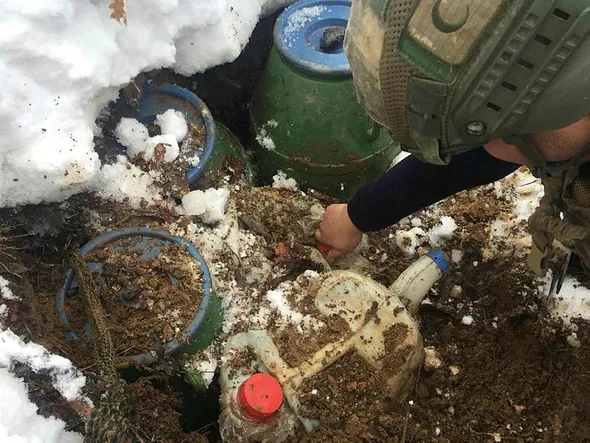 Bitlis'te toprağa gömülü 160 kilogram patlayıcı bulundu-2