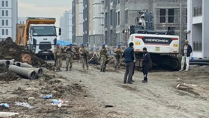 santiye-karisti-usta-kamyonun-altinda-kalinca-surucu-zirhli-aracla-cikarildi-1704203526161.jpeg Şantiye karıştı! Usta kamyonun altında kalınca sürücü zırhlı araçla çıkarıldı-3