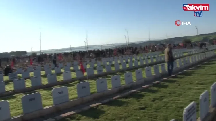 Deprem bölgesinde en acı bayram! Bayram sabahı mezarlıklara akın edildi