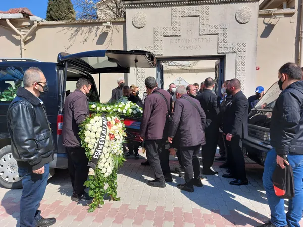 sarkici-rober-hatemonun-babasi-sahin-hatemo-bakirkoy-surp-asdvadzadzin-ermeni-kilisesinde-son-yolculuguna-ugur-1648476675619.jpg
