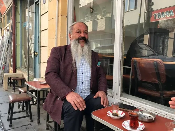 aylik-masrafi-1500-lira-babasi-vefat-ettikten-sonra-18-yildir-biyiklarini-hic-kesmedi-1638774148268.jpg Aylık masrafı 1500 lira! Babası vefat ettikten sonra 18 yıldır bıyıklarını hiç kesmedi-8