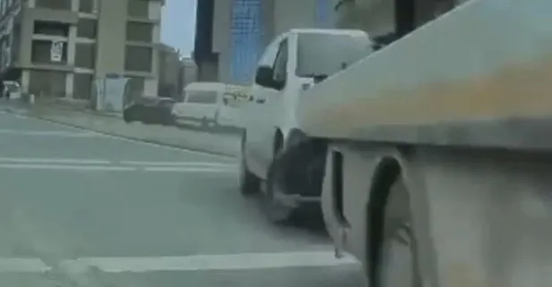 Bağcılar’da çekici park halindeki TIR’a çarptı: 2 yaralı