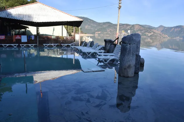 Köyceğiz Gölü taştı... Kaplıcalar, tesisler sular altında kaldı-3