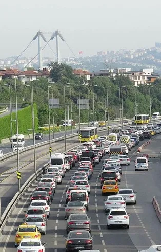 Sokağa çıkma kısıtlamasının sona ermesiyle İstanbul'da trafik durma noktasına geldi