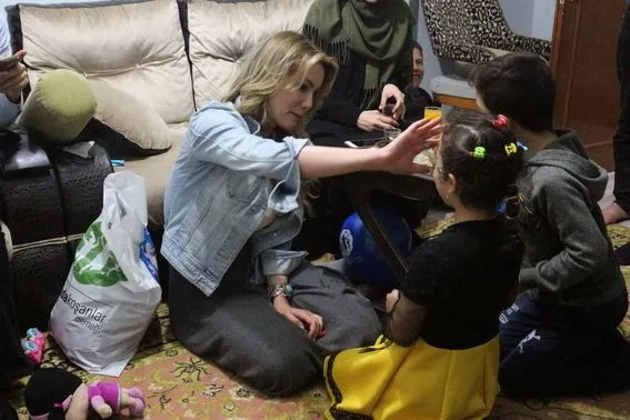 Gamze Özçelik Suriyeli aileyle iftar yaptı-2