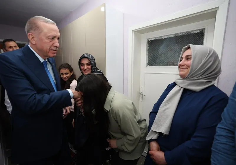 baskan-erdogan-ve-esi-emine-erdogan-ankarada-ali-osman-tas-ve-ailesine-iftarda-misafir-oldu-1710354572090.jpeg Başkan Erdoğan ve eşi Emine Erdoğan, Ankara'da Ali Osman Taş ve ailesine iftarda misafir oldu-3