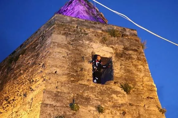 İntihar için saat kulesine çıkan kişiye 'atla' dediler! Bakın sonra ne oldu...-2