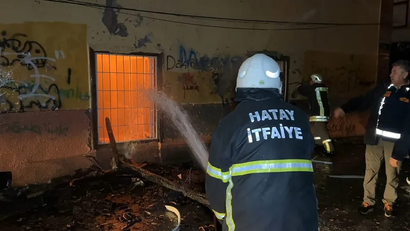 Hatay İskenderun'da yangın paniği! Hareketli dakikalar yaşandı! Tarihi bina alev alıp kül oldu!-4