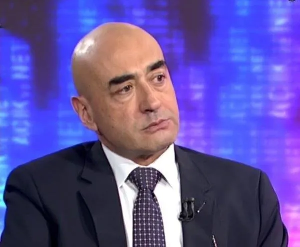 aksener-ve-kilicdaroglunun-kurmaylari-carpisiyor-parmak-boyasi-krizi-chpden-iyi-partiye-oturup-halimize-aglaya-1678662052285.jpeg Akşener ve Kılıçdaroğlu'nun kurmayları çarpışıyor! 'Parmak boyası' krizi: CHP'den İYİ Parti'ye "Oturup halimize ağlayalım" tepkisi-4