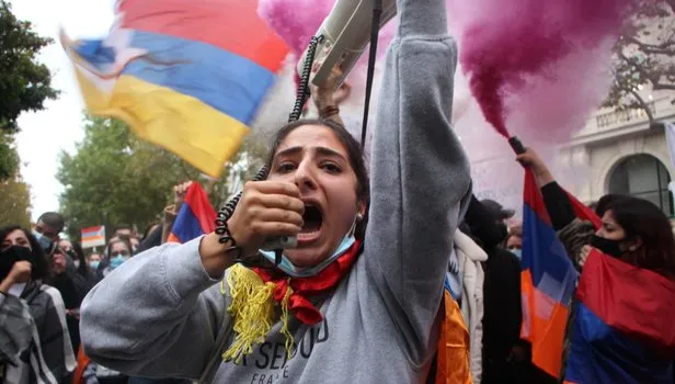 Paris’te terör örgütü PKK yandaşları ve Ermeniler birlikte gösteri düzenledi