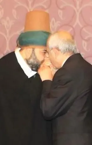 "Bakan Abdülhamit Gül tarikat liderinin elini öptü" diye yaygara koparanlar Kılıçdaroğlu'na tek kelime etmedi!