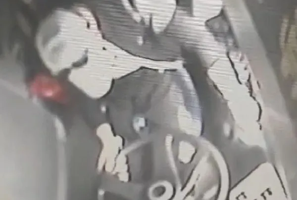 Duraktaki İETT otobüsünü böyle çaldı