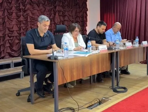 ak-partili-uye-konusurken-chplilerin-kufru-mikrofona-takildi-1780673594873.jpeg AK Partili üye konuşurken CHP’lilerin küfrü mikrofona takıldı-3