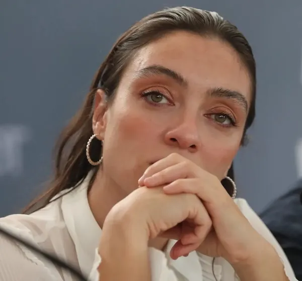 merve-dizdar-siyahlar-icinde-bacak-dekoltesi-verdi-sandalyesine-yayilip-sosyal-medyayi-salladi-masumlar-apartm-1669837748926.jpg Merve Dizdar siyahlar içinde bacak dekoltesi verdi! Sandalyesine yayılıp sosyal medyayı salladı! Masumlar Apartmanı’nın Gülben’iydi...-3