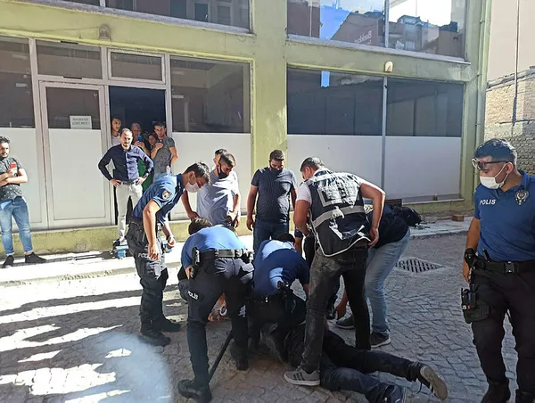 corumda-genc-kiza-cinsel-tacizde-bulundugu-iddia-edilen-kisi-kovalamacayla-yakalandi-1597773682817.jpg Çorum'da genç kıza cinsel tacizde bulunduğu iddia edilen kişi kovalamacayla yakalandı-4