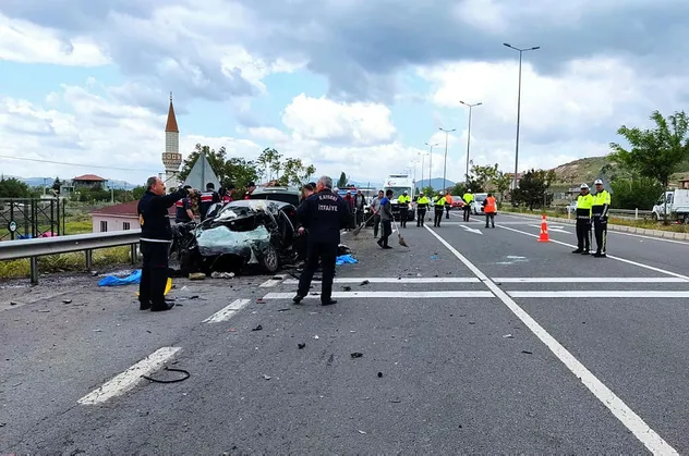 Kayseri'de feci kaza! Otomobil kamyona çarptı: 4 ölü, 1 yaralı