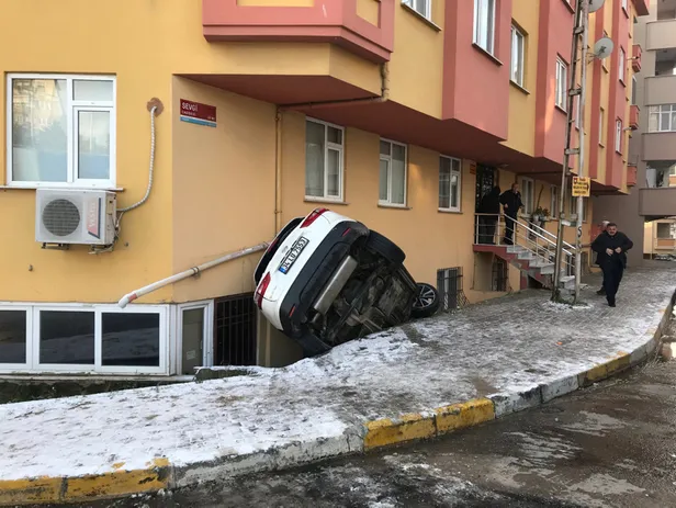 İstanbul'da cadde buz pistine döndü! Araçlar bu hale geldi-3