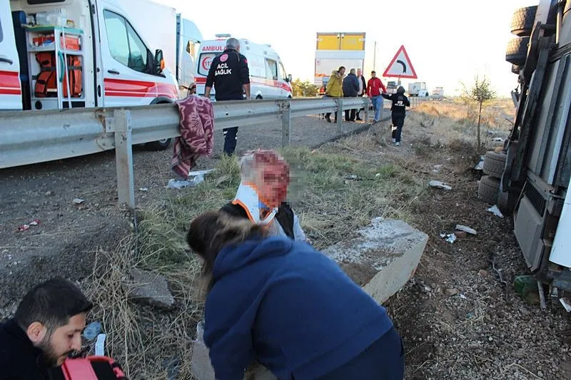 Ankara-Aksaray otobüs kazasında ekipler yaralılara müdahale etti. (DHA)