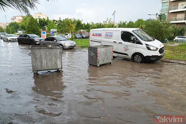 İzmir'de kent merkezi sularla doldu: Ağaçlar devrildi, araçlar gidemedi | Sokakta 2 kişi elektrik akımına kapılarak hayatını kaybetti - 23