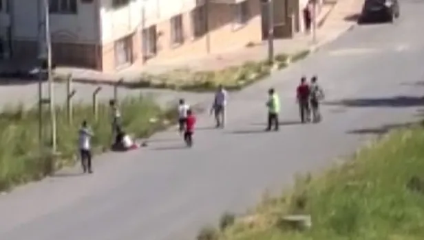 Son dakika: İstanbul Arnavutköy'de bir kadın sokak ortasında  pompalı silahla vurularak öldürüldü