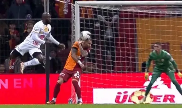 kayserispor-gsaray-karsisinda-penalti-kazandi-iste-o-an-1705341505449.jpg Kayserispor G.Saray karşısında penaltı kazandı! İşte o an-1